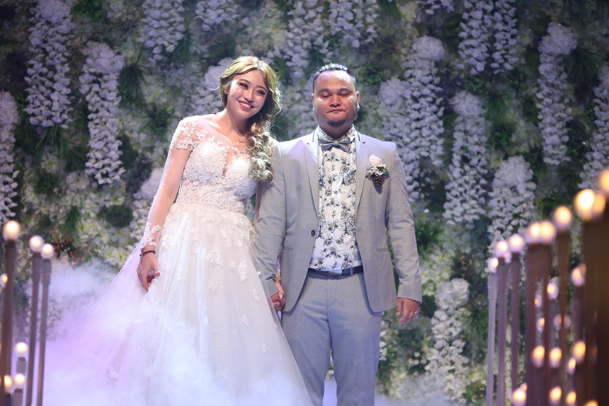 Vinh Râu khóc trong đám cưới khi nghe vợ hát